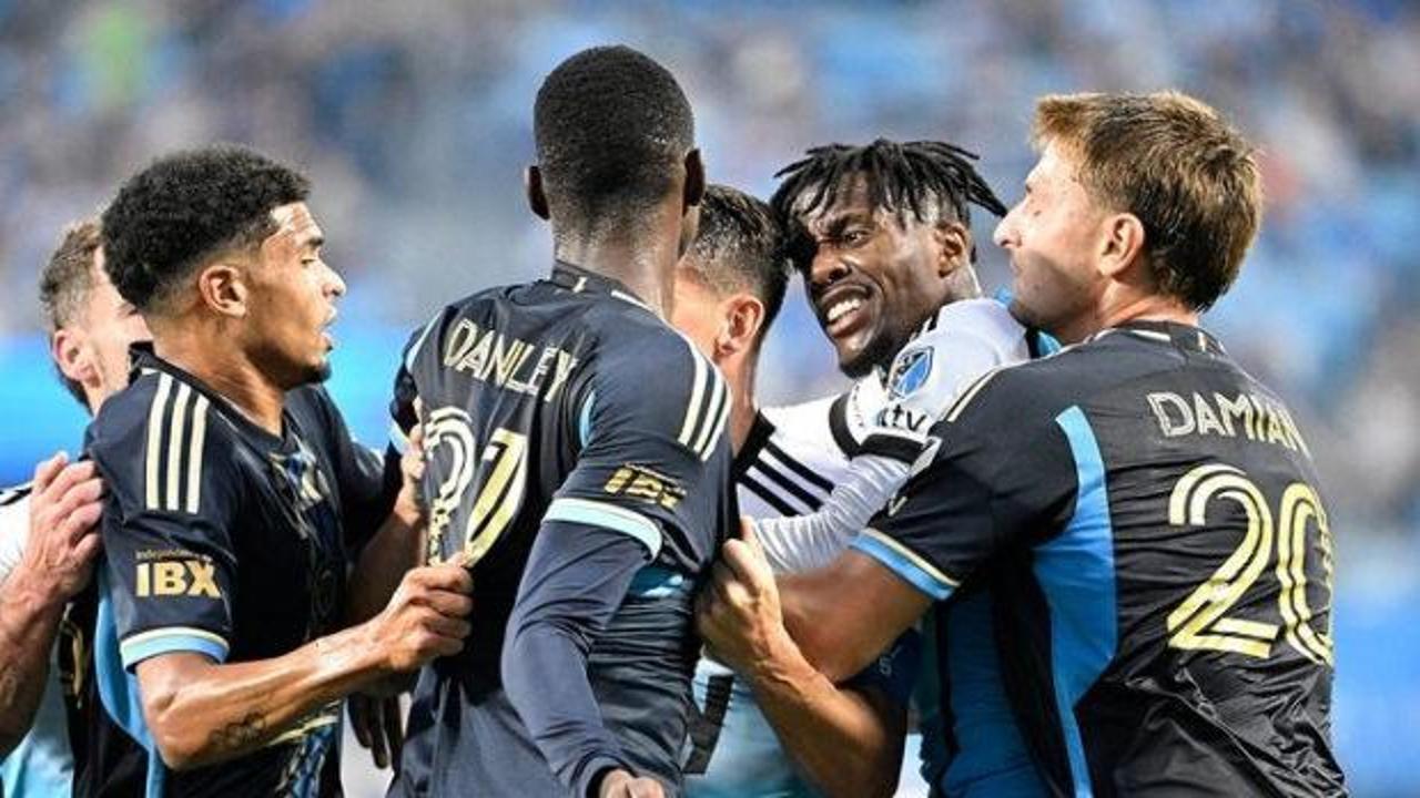 Olay adam Zaha yine yaptı yapacağını! Önce gol attı sonra kırmızı kart gördü