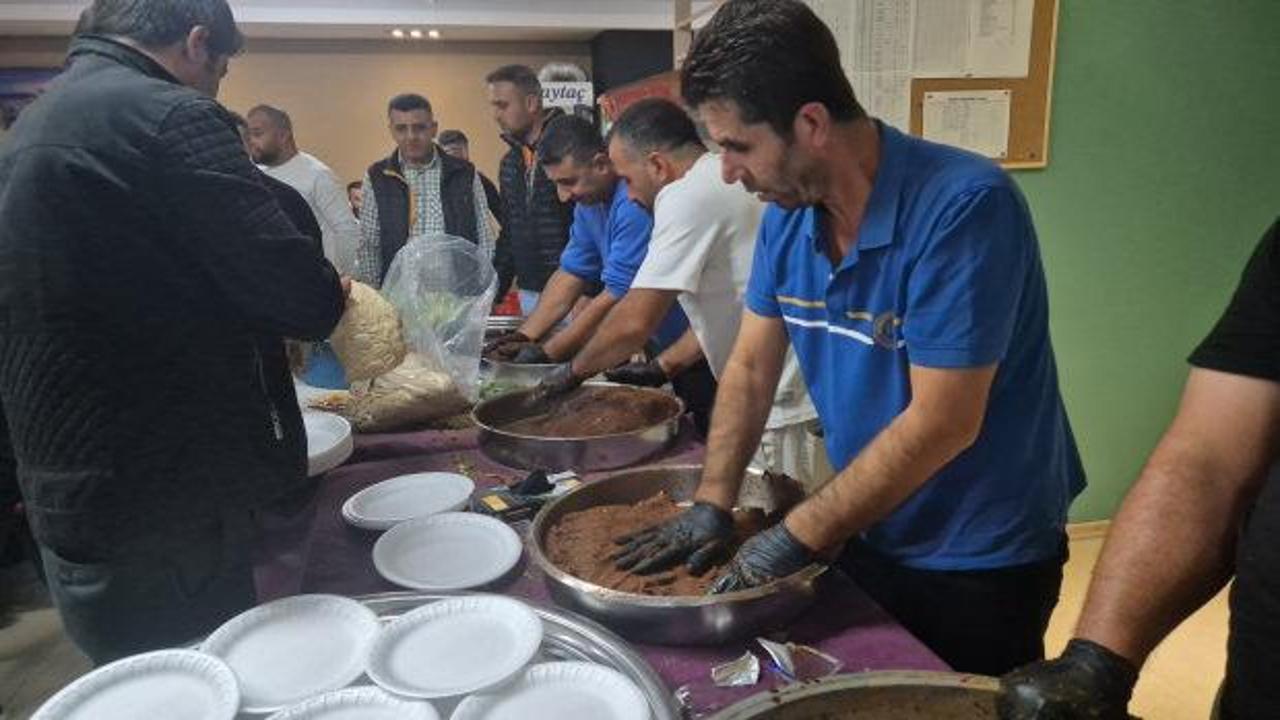 Şanlıurfalılar milli takımın galibiyetini çiğ köfteyle kutladı