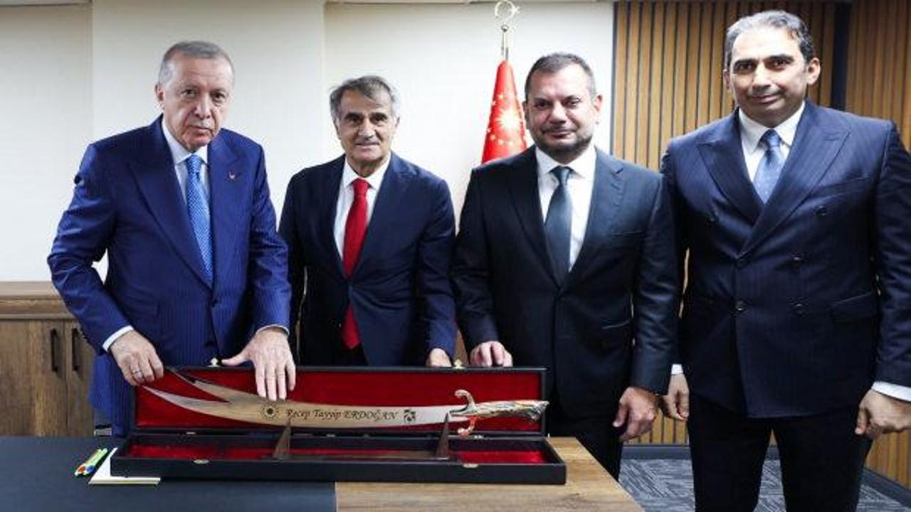 Trabzonspor'dan Cumhurbaşkanı Erdoğan'a Sürmene kılıcı hediyesi