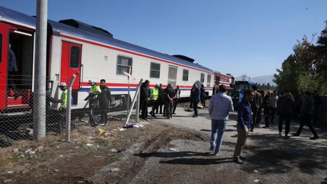 Yolcu treni öğrenci servisine çarptı: Çok sayıda yaralı var!