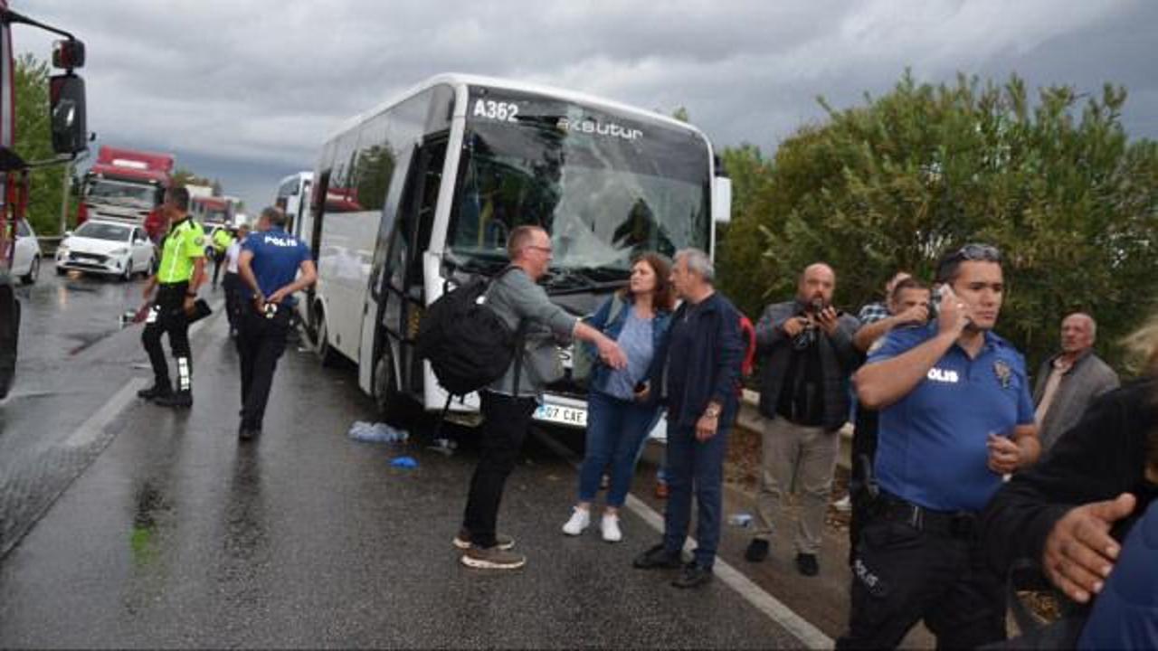 Antalya'da 4 aracın karıştığı zincirleme kazada 2 turist yaralandı