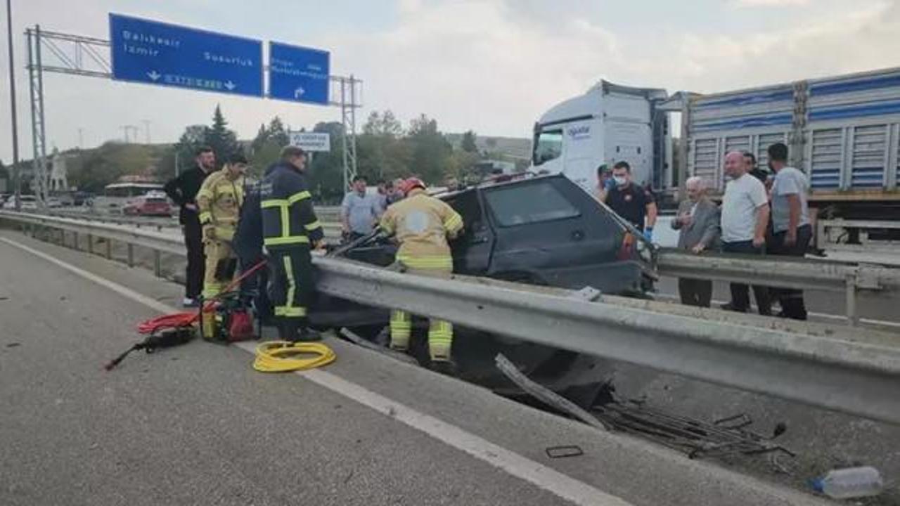 Bursa'da kontrolden çıkan otomobil rejüfe çarptı: 4 yaralı