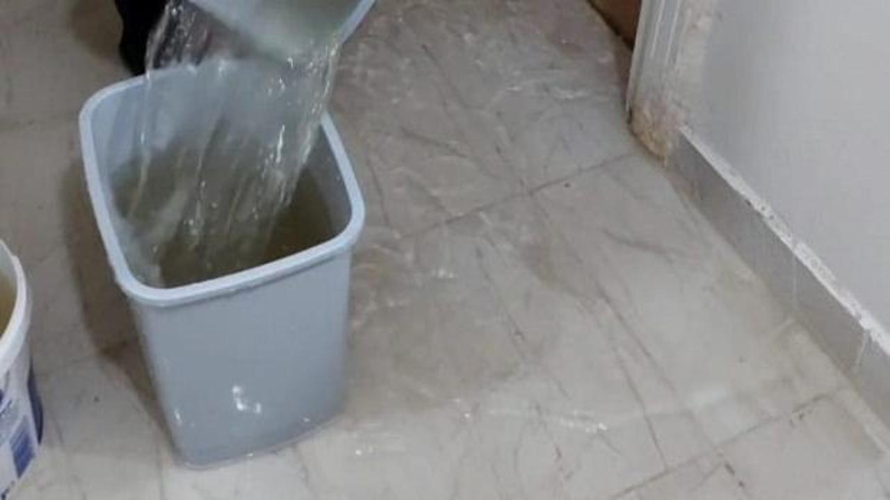 Fatih&rsquo;te sağanak yağış sonrası zemin kattaki daireleri su bastı