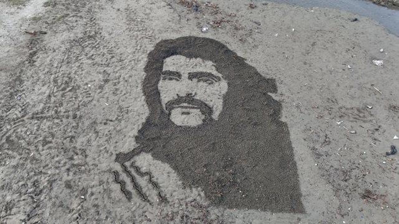 İranlı sanatçı Barış Manço'nun dev portresini kuma çizdi