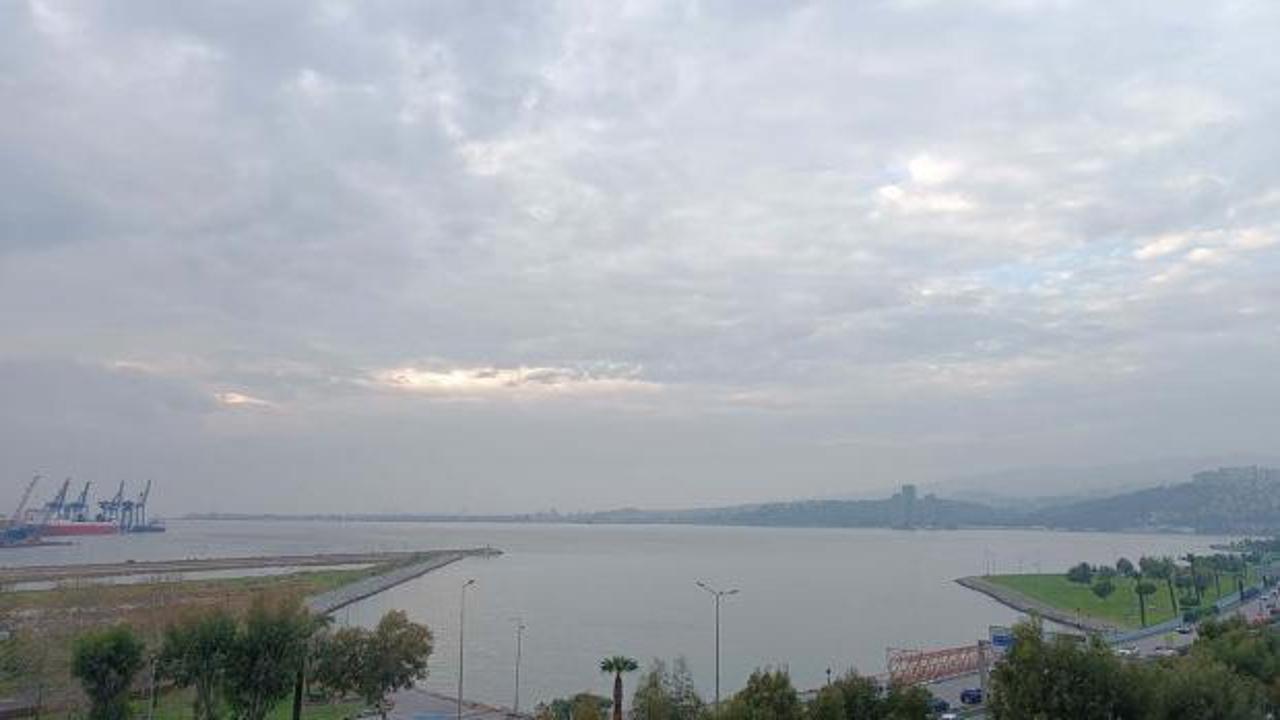 İzmir körfezi alarmda! Kötü koku sahilleri esir aldı