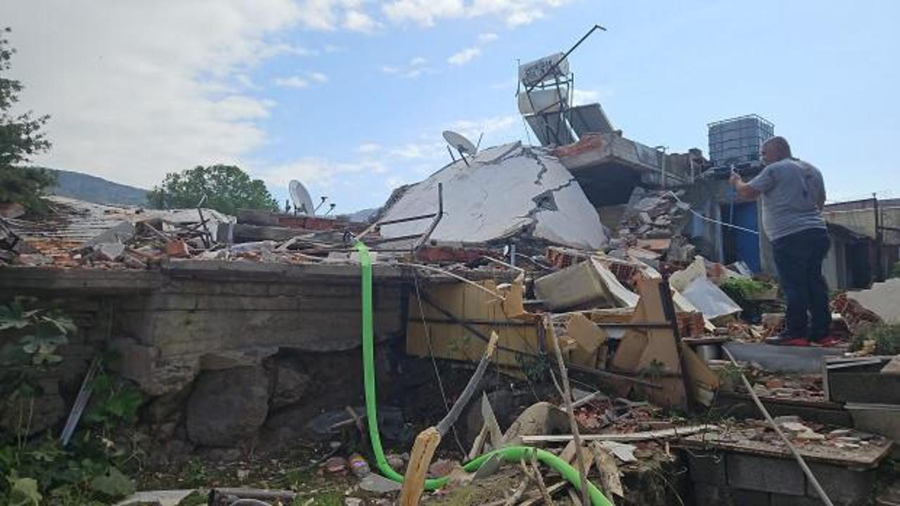 İzmir'de patlama: Evin çatısı çöktü, bir kişi yaralandı