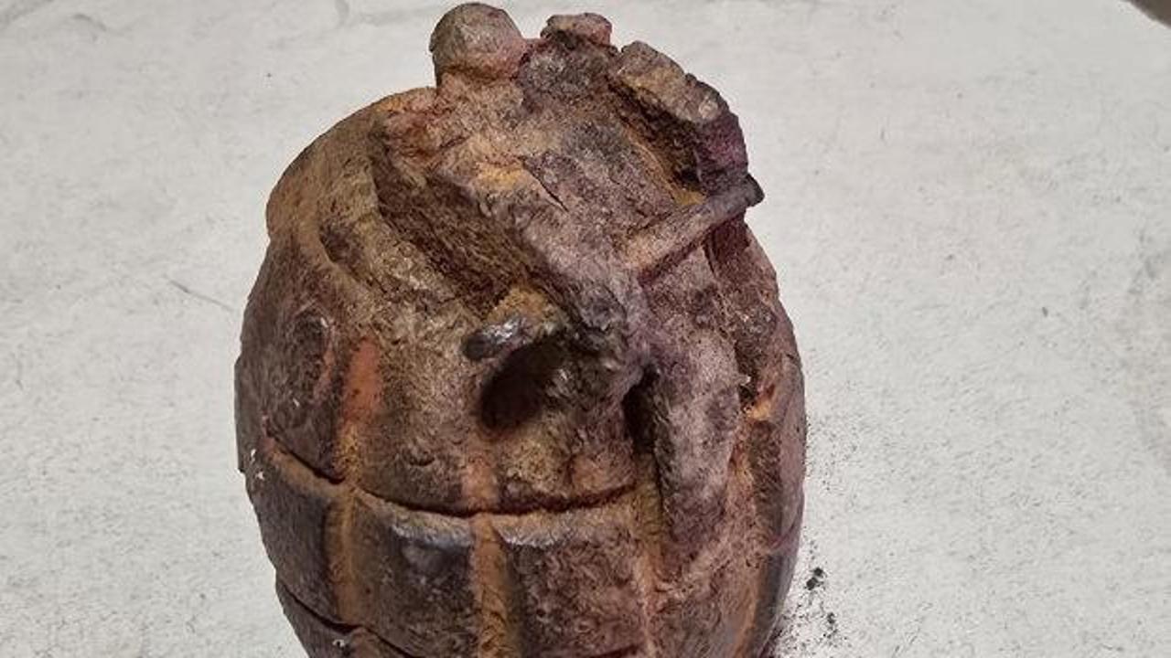 İzmir'de tarlada el bombası bulundu