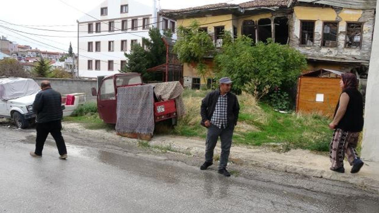 Mahalleli yaka silkti! Kiracı ve ev sahibinin bitmeyen “çöp bahçe” kavgası