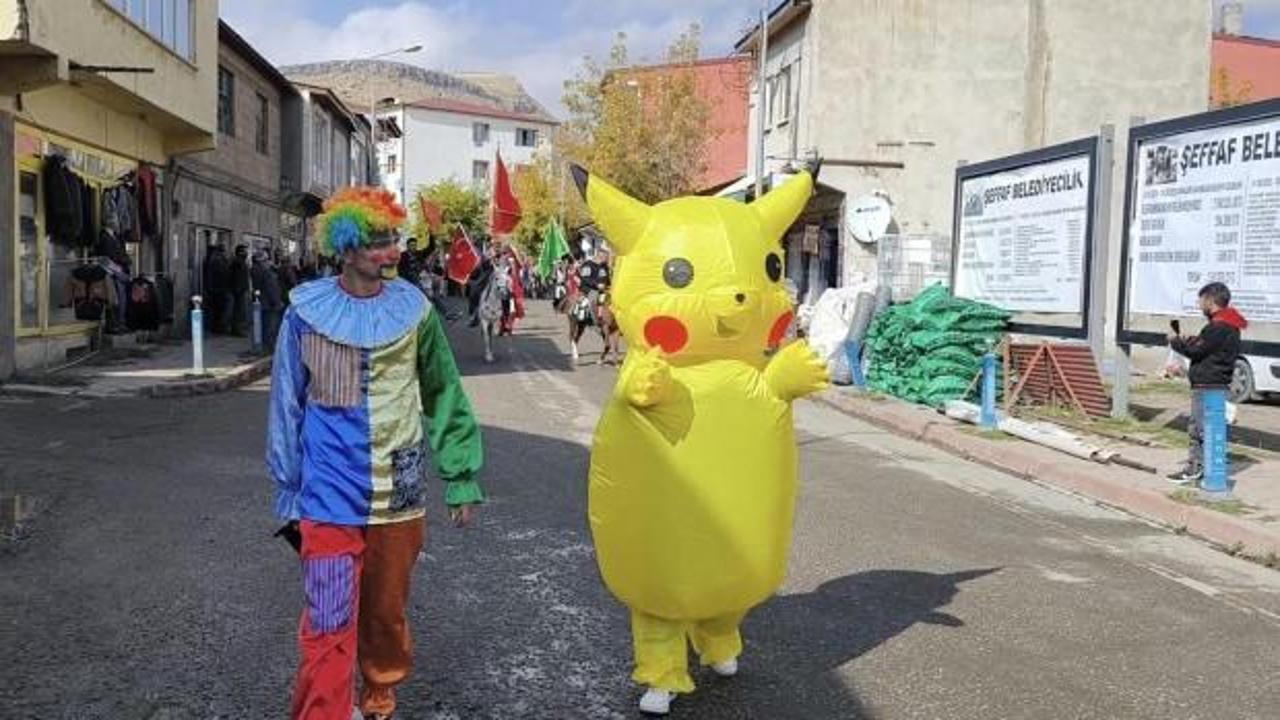 ‘Pikachu’ Digor'un kurtuluş yıl dönümü töreninde mehterle yürüdü