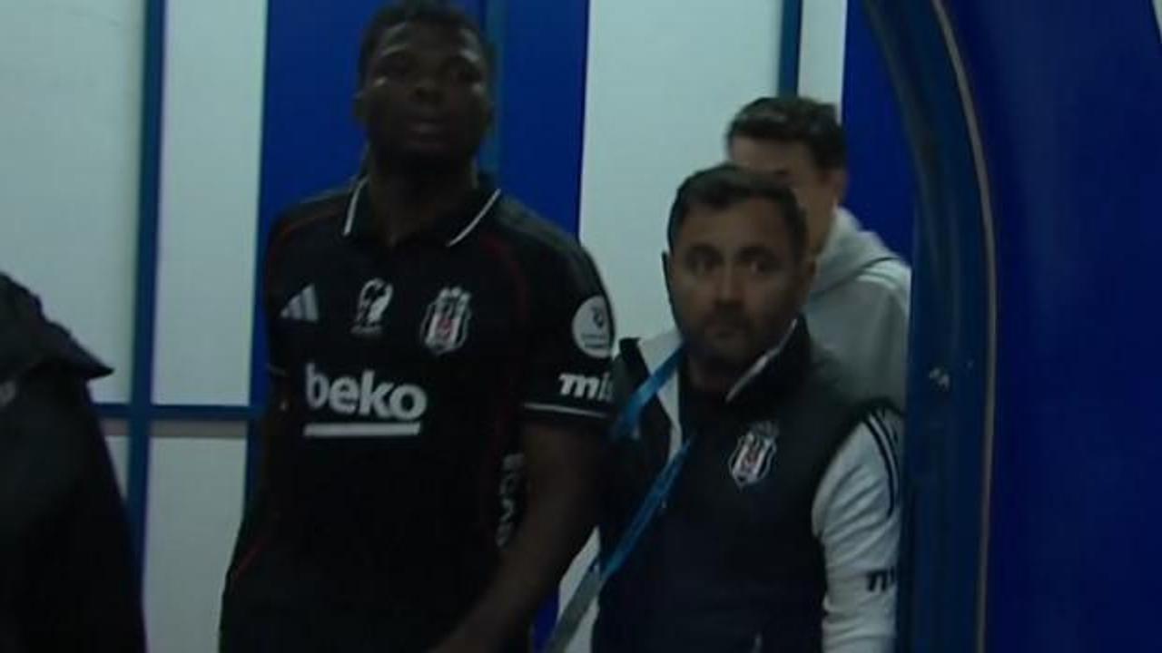 Sahada ilginç anlar! Koşarak soyunma odasına gitti