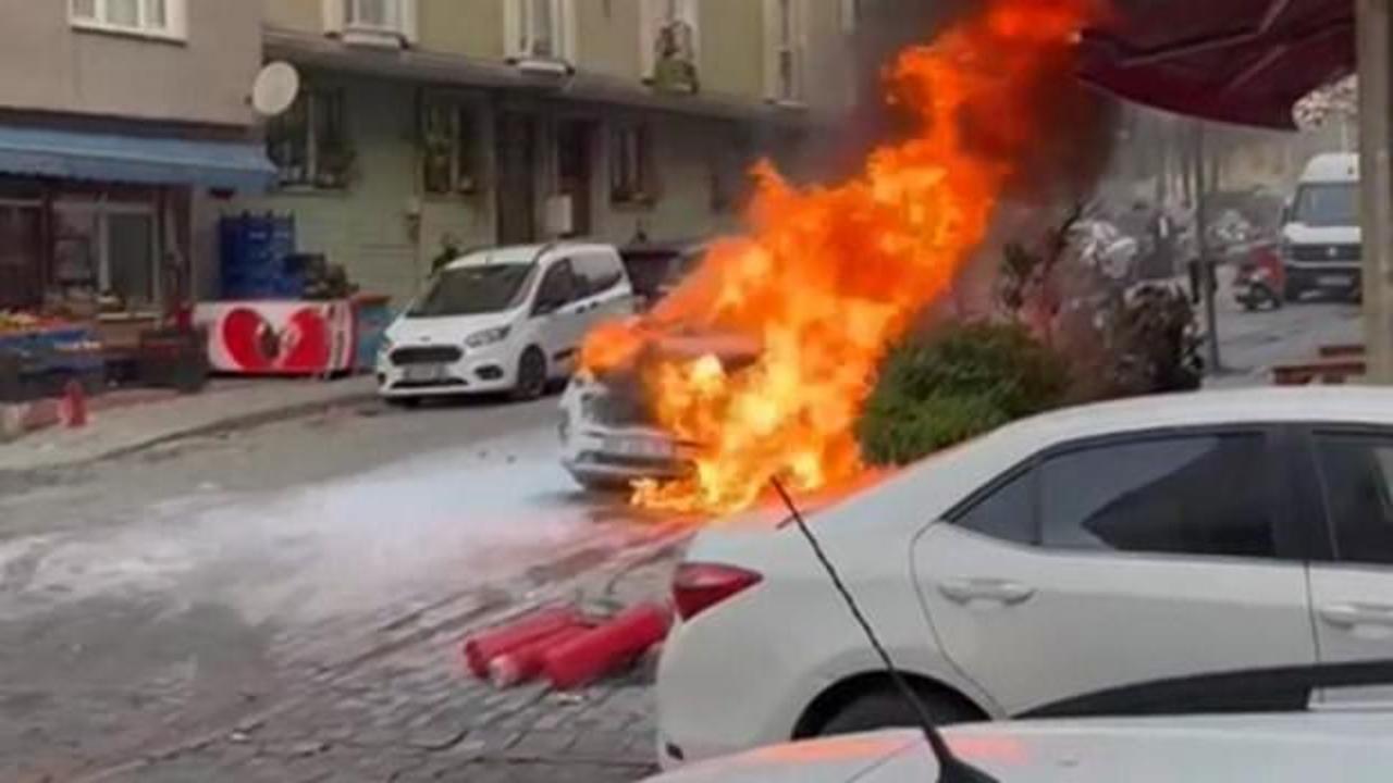 Sultangazi'de park halindeki cip alev alev yandı