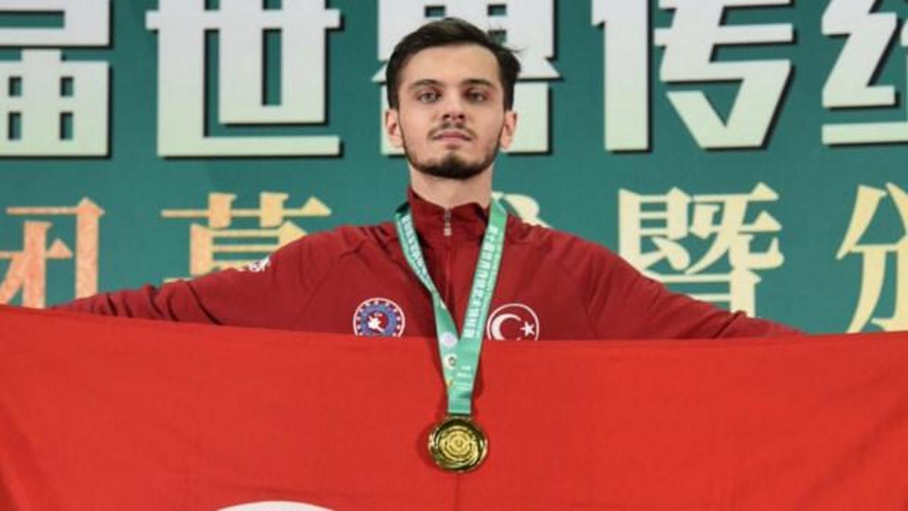 Türk Milli Kungfu Takımı Dünya Şampiyonu: Akyüz'den 'beyaz el' protestosu