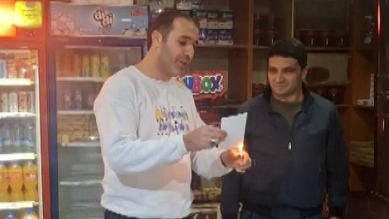 Yaktığı defter mahalleliyi sevince boğdu