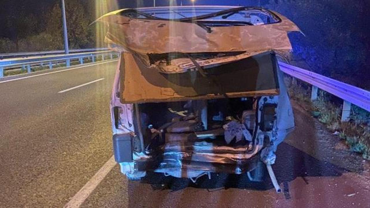 Çekici, hafif ticari araca çarptı; 1 ölü, 4 yaralı