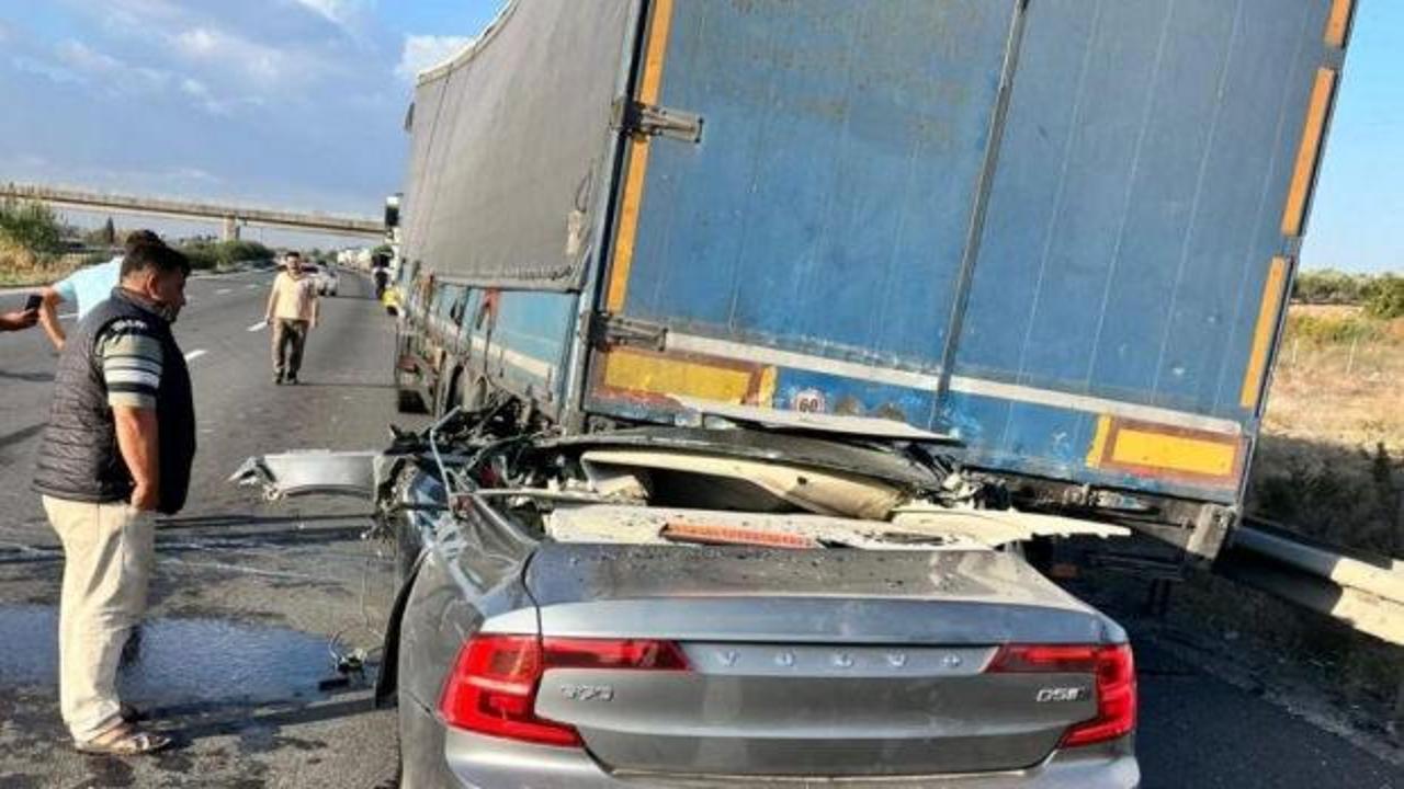 Adana'da korkunç kaza: TIR'a ok gibi saplandı