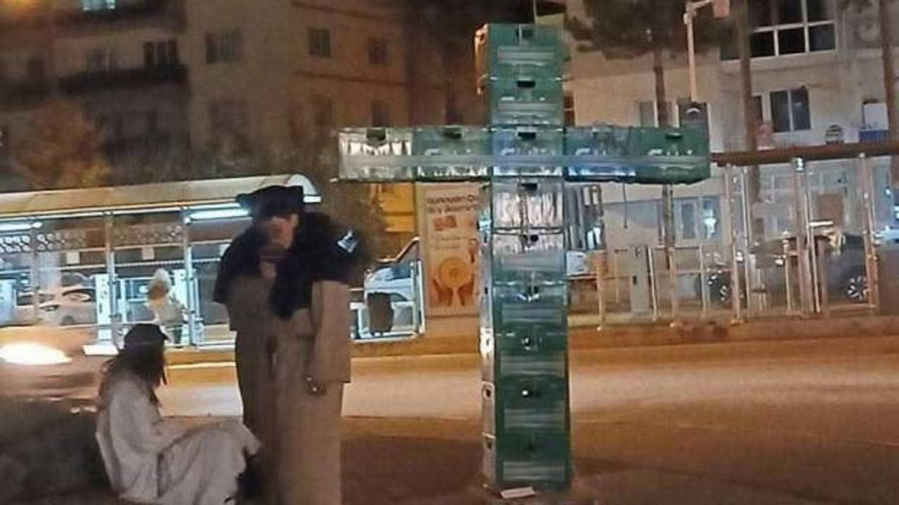 Bira kasalarıyla haç işareti yapıp sokak sokak gez…