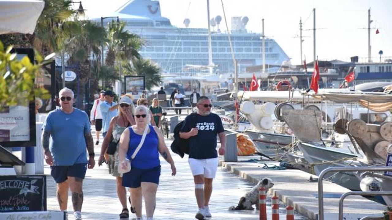 Bodrum'a iki kruvaziyerle 1853 yolcu geldi