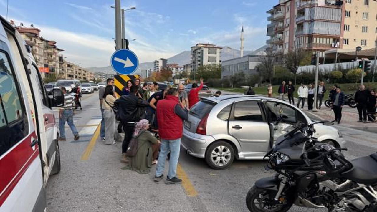 Denizli'de otomobille motosikletin çarpışması sonucu 4 kişi yaralandı
