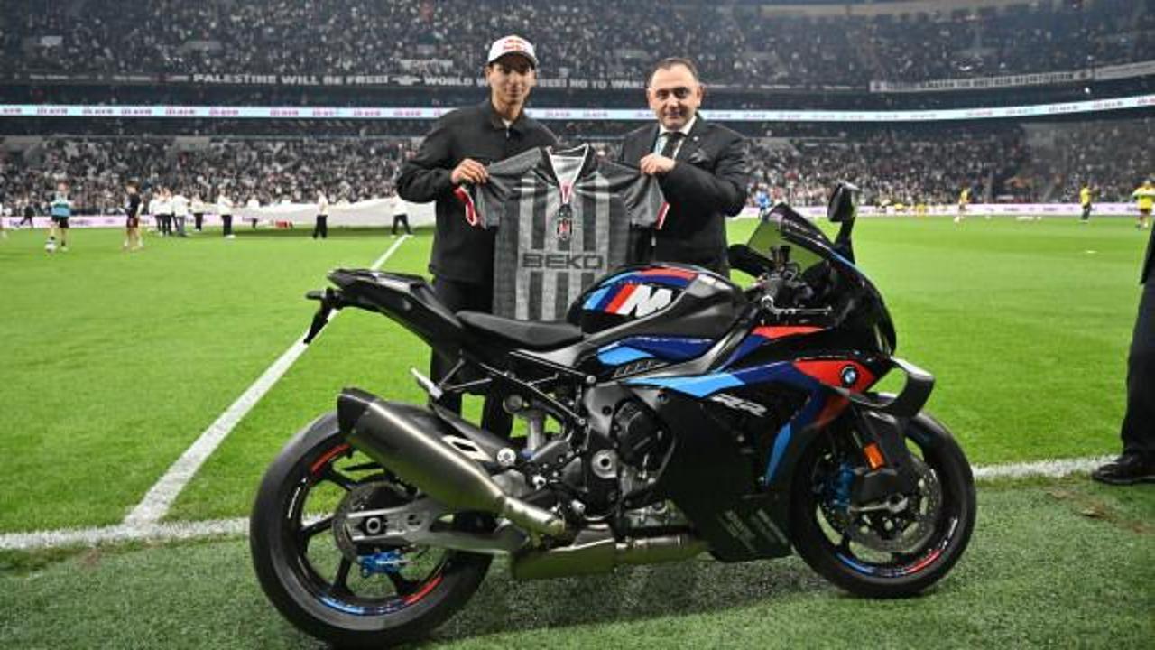 Dünya SuperBike şampiyonu Toprak Razgatlıoğlu motoruyla Tüpraş'ta turladı