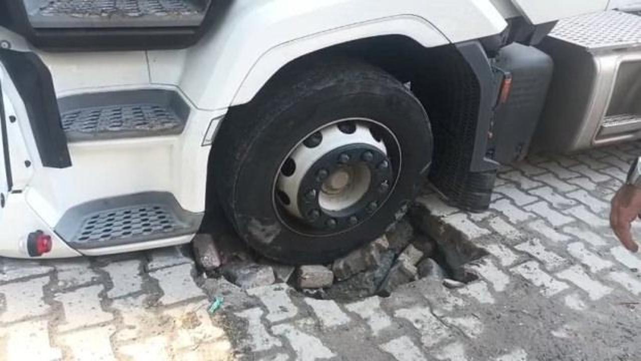 Esenyurt'ta TIR lastiği yola saplandı