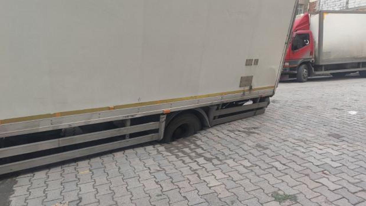 Güngören’de kamyon, çöken yolda oluşan çukura saplandı