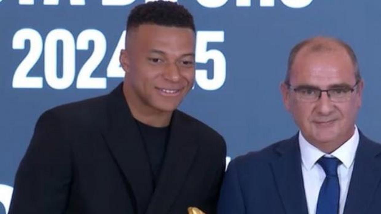 Kylian Mbappe'nin r&uuml;yası ger&ccedil;ek oldu! 31 golle 'Altın Ayakkabı' &ouml;d&uuml;l&uuml;n&uuml; kazandı
