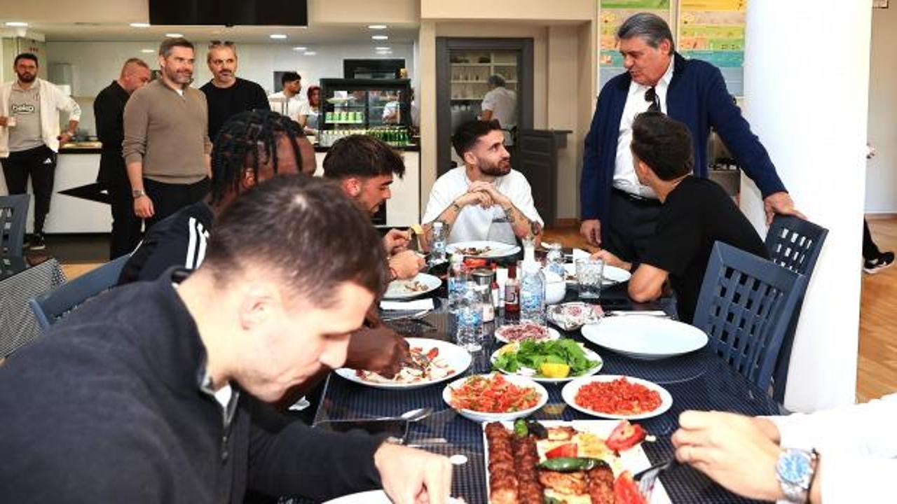 Serdal Adalı, moral yemeğinde takımla buluştu