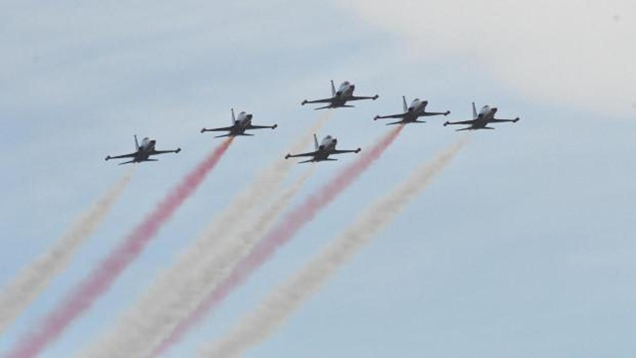 Türk Yıldızları'ndan Çorlu'da gösteri uçuşu