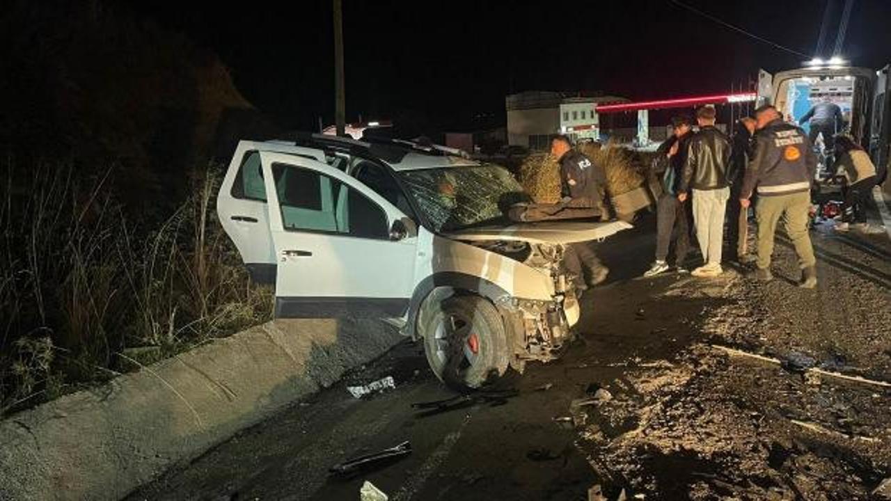 Uşak'ta cip ile otomobil &ccedil;arpıştı: 2 &ouml;l&uuml;, 3 yaralı