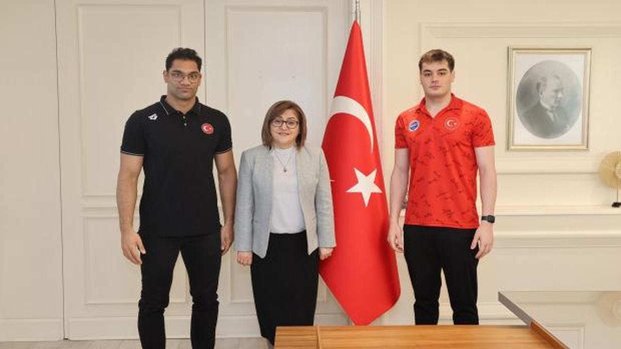 Başkan Şahin, makamında şampiyon yüzücüleri ağırladı