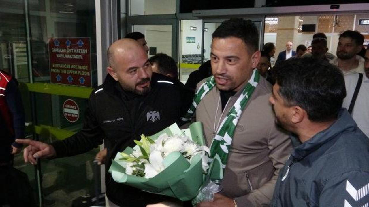 Çağdaş Atan çiçeklerle karşılandı