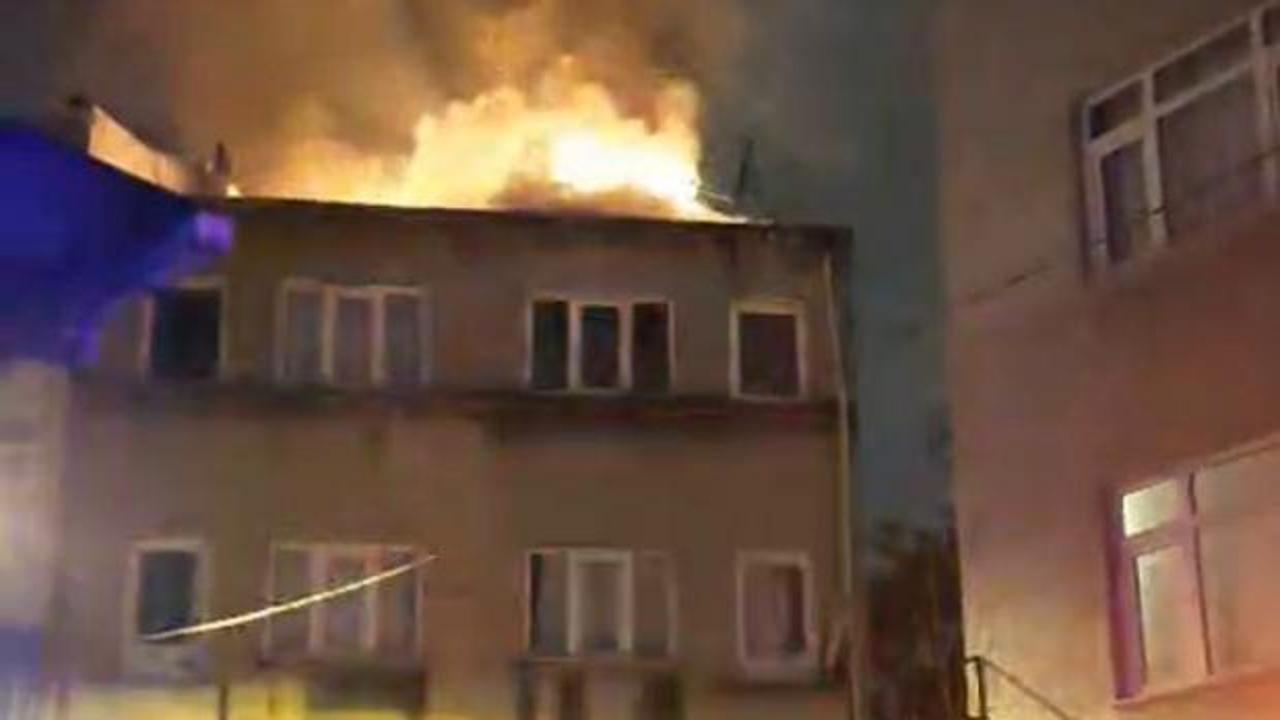 Fatih'te 3 katlı binanın çatısı alev alev yandı