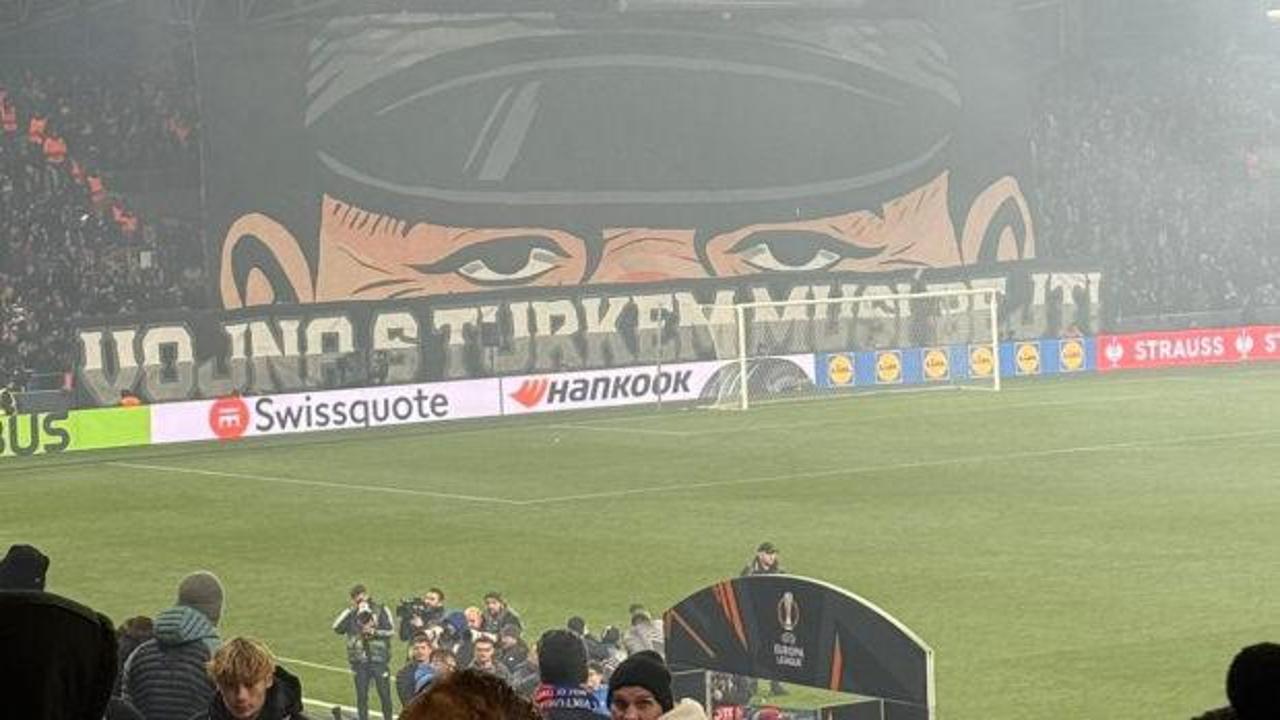 Fenerbahçe maçında Çeklerden hadsiz pankart!