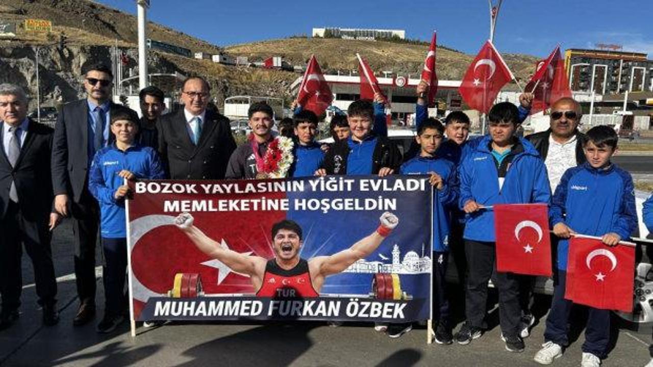 Rekor kırarak dünya şampiyonu olan sporcu memleketinde coşkuyla karşılandı