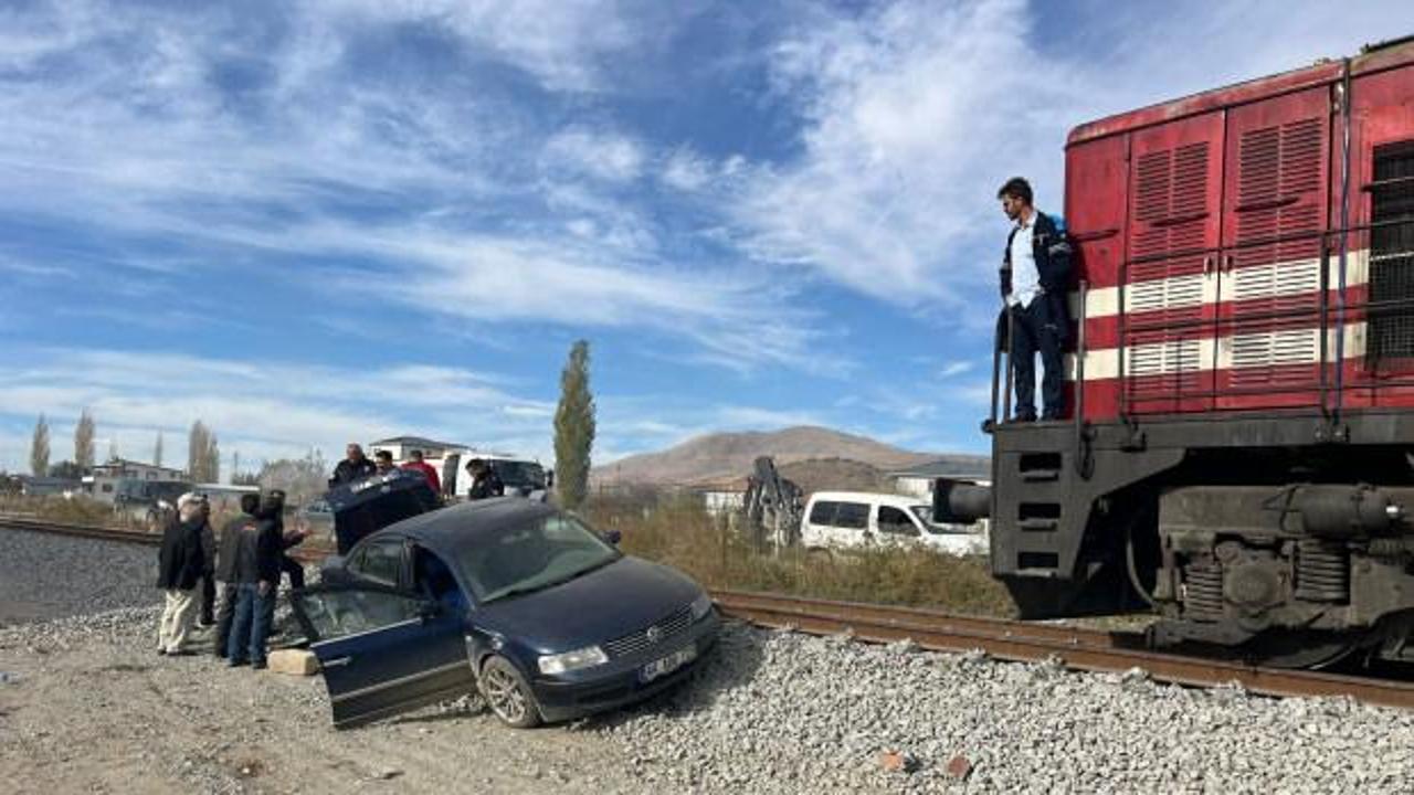 Hemzemin ge&ccedil;itten ge&ccedil;meye &ccedil;alışan otomobile lokomotif &ccedil;arptı