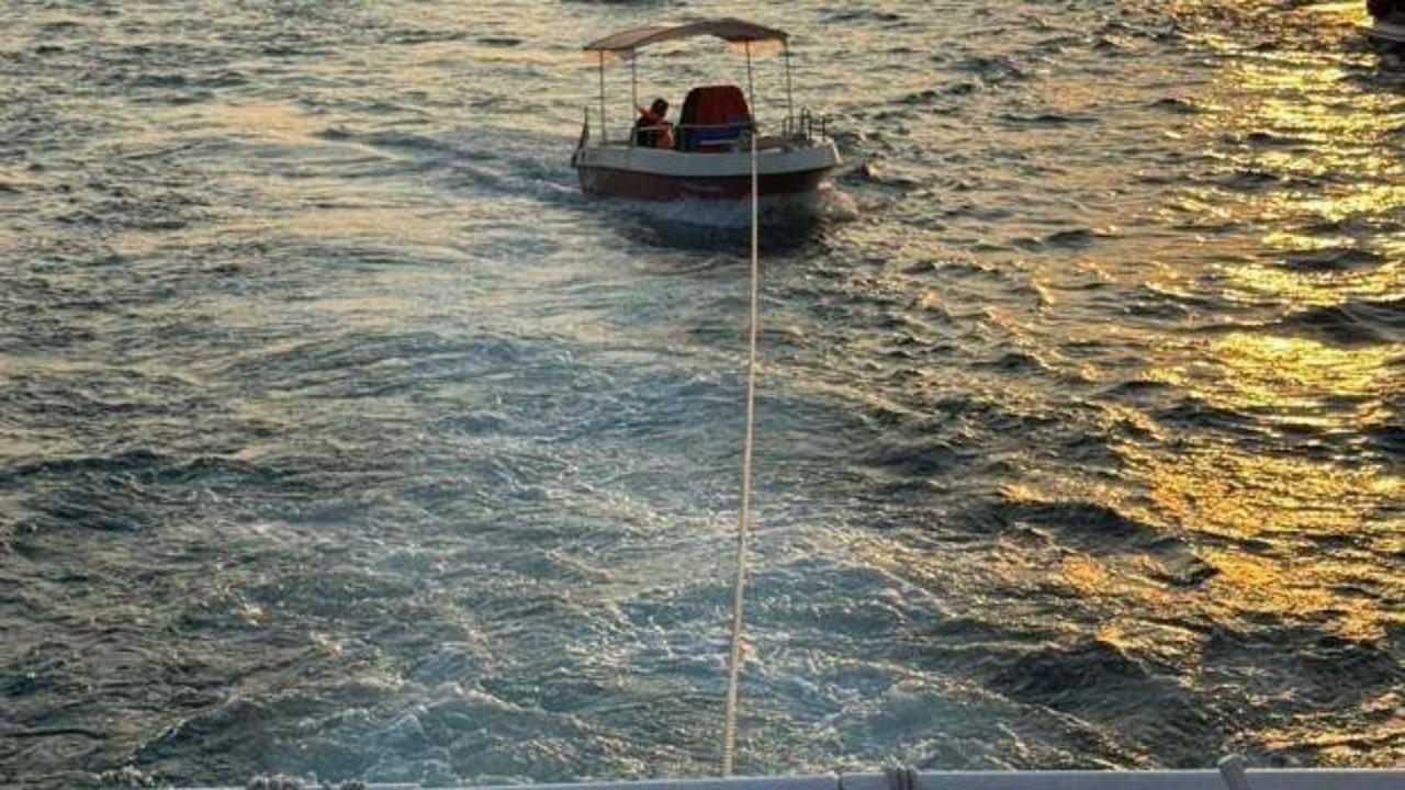 İstanbul Boğazı'nda sürüklenen tekne ve içindekiler kurtarıldı