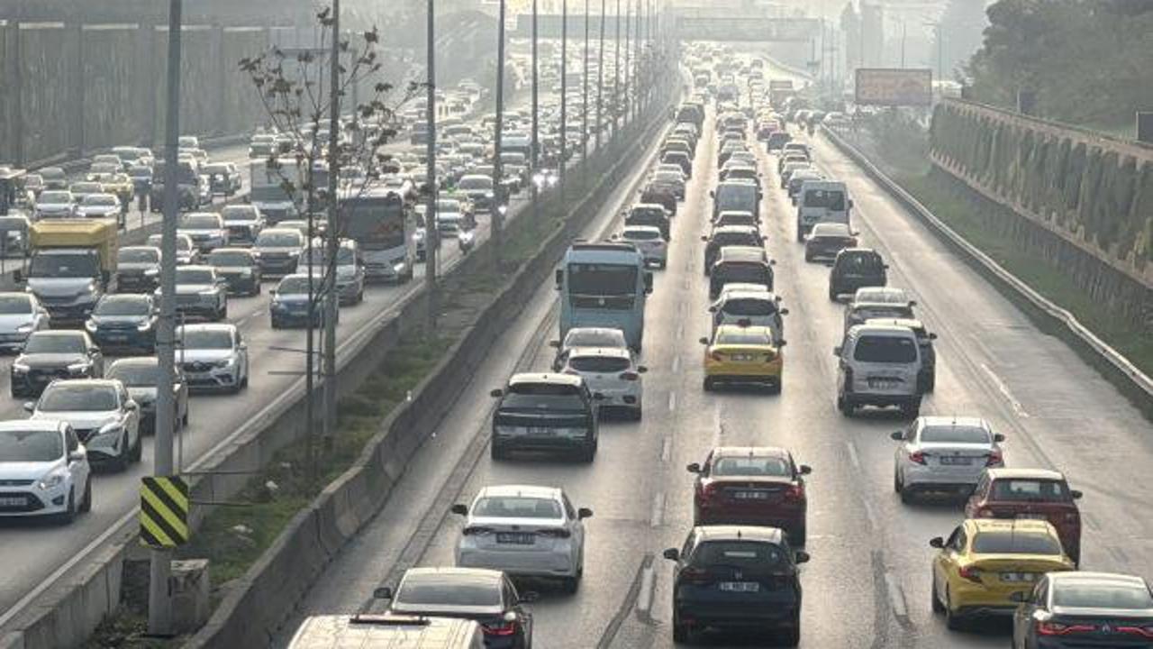 İstanbul'da haftanın ilk iş g&uuml;n&uuml;nde trafik yoğunluğu yaşanıyor