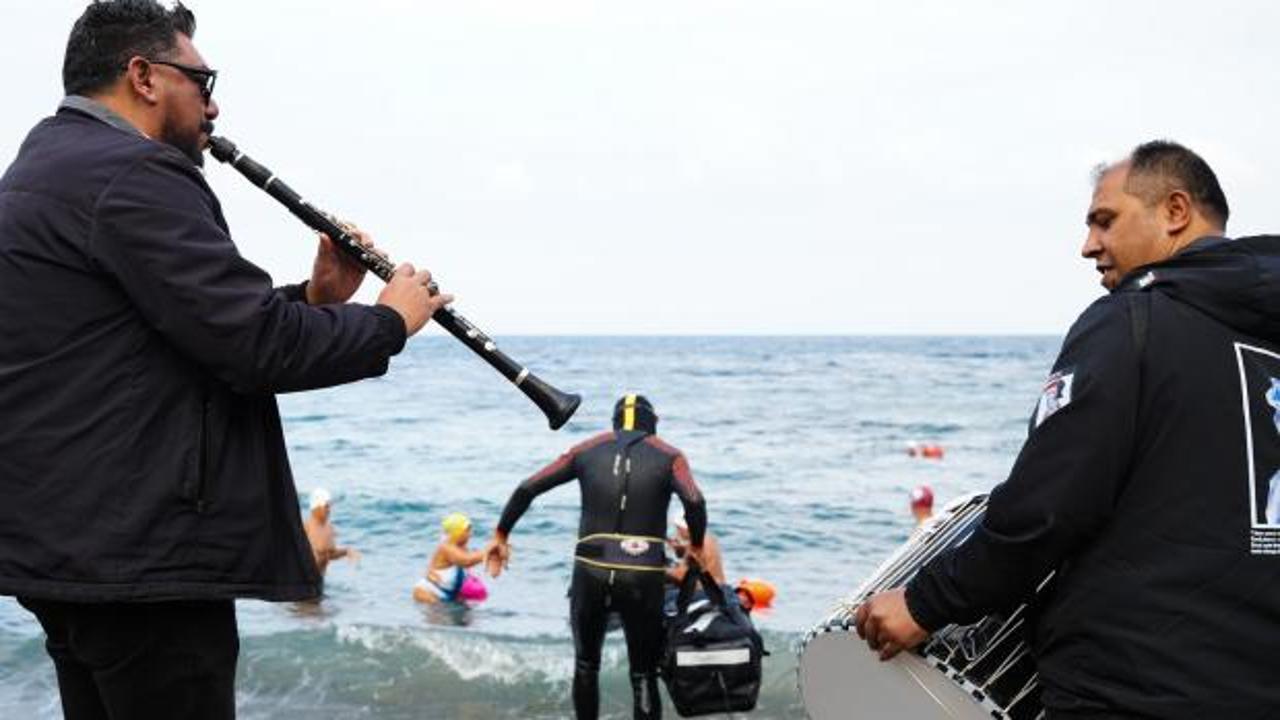 İsve&ccedil;'e y&uuml;zerek gidecek: T&uuml;rkiye'den davul zurnayla uğurlandı