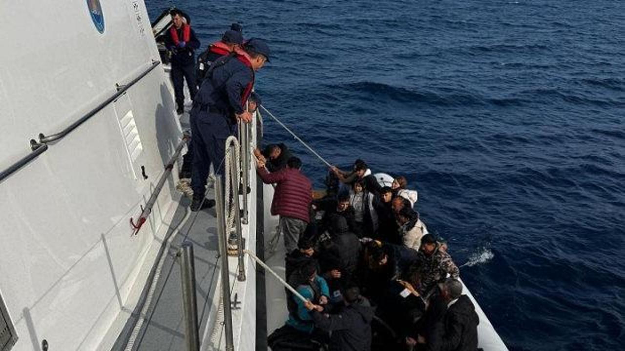 İzmir açıklarında 64 düzensiz göçmen kurtarıldı