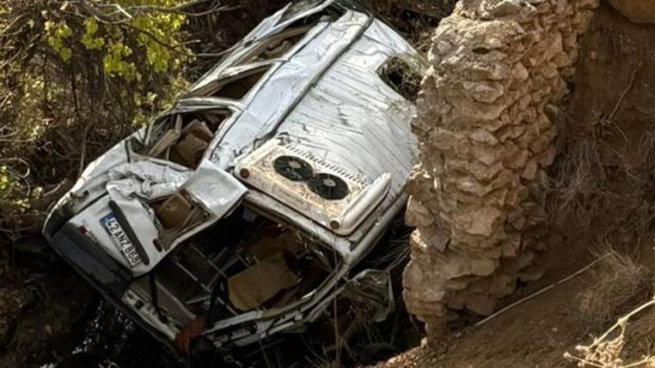 Konya'da feci kaza! &Ouml;ğrenci servisi, u&ccedil;uruma yuvarlandı: 14 yaralı