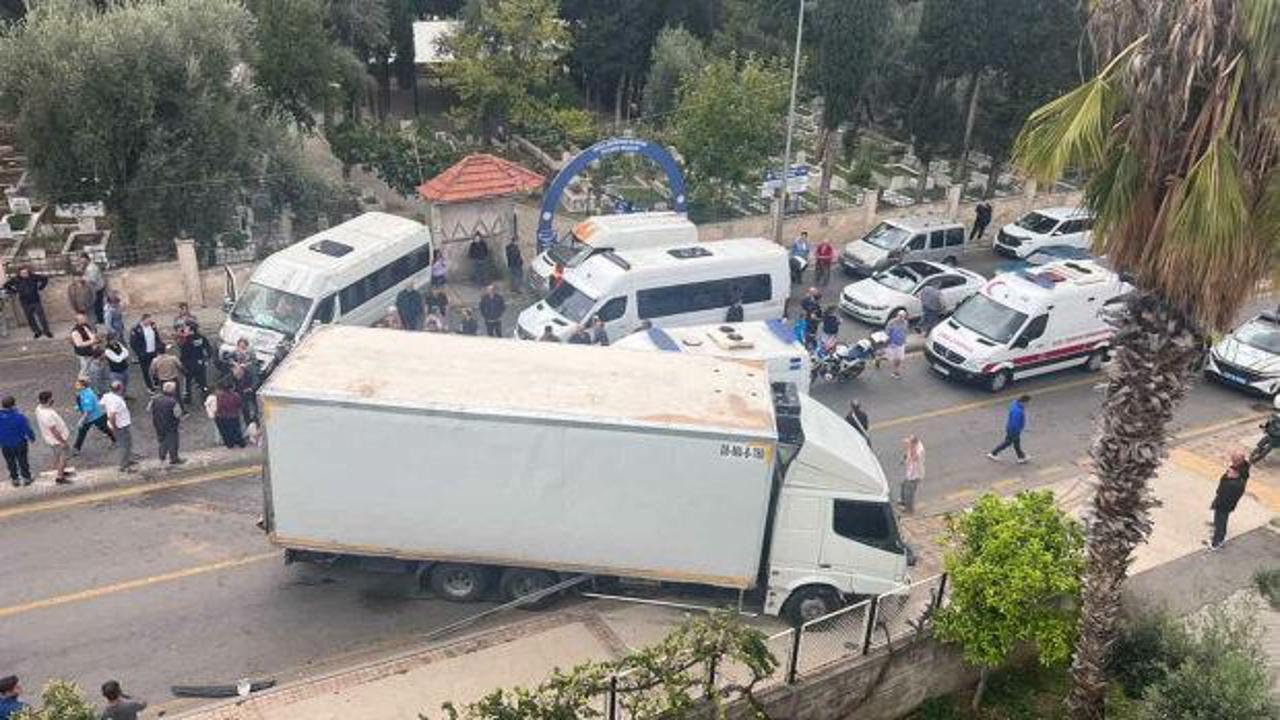 Muğla&rsquo;da kamyon ile midib&uuml;s &ccedil;arpıştı: 22&rsquo;si &ouml;ğrenci, 23 kişi yaralandı
