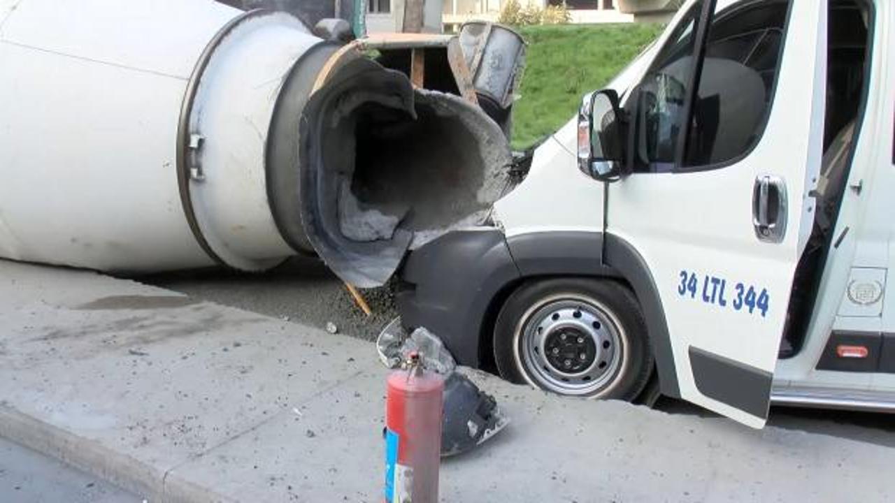 Sarıyer’de devrilen beton mikseri servis minibüsüne çarptı