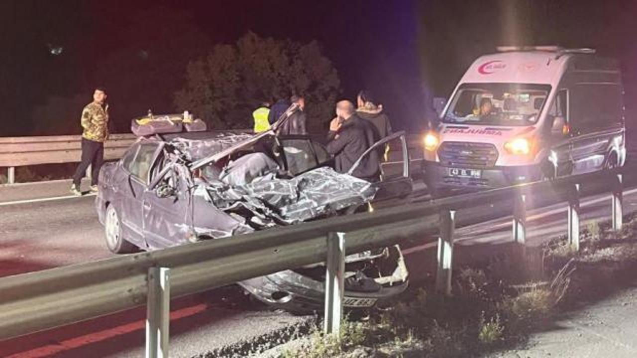 Tıra arkadan çarpan otomobil hurda yığınına döndü: 1 ölü