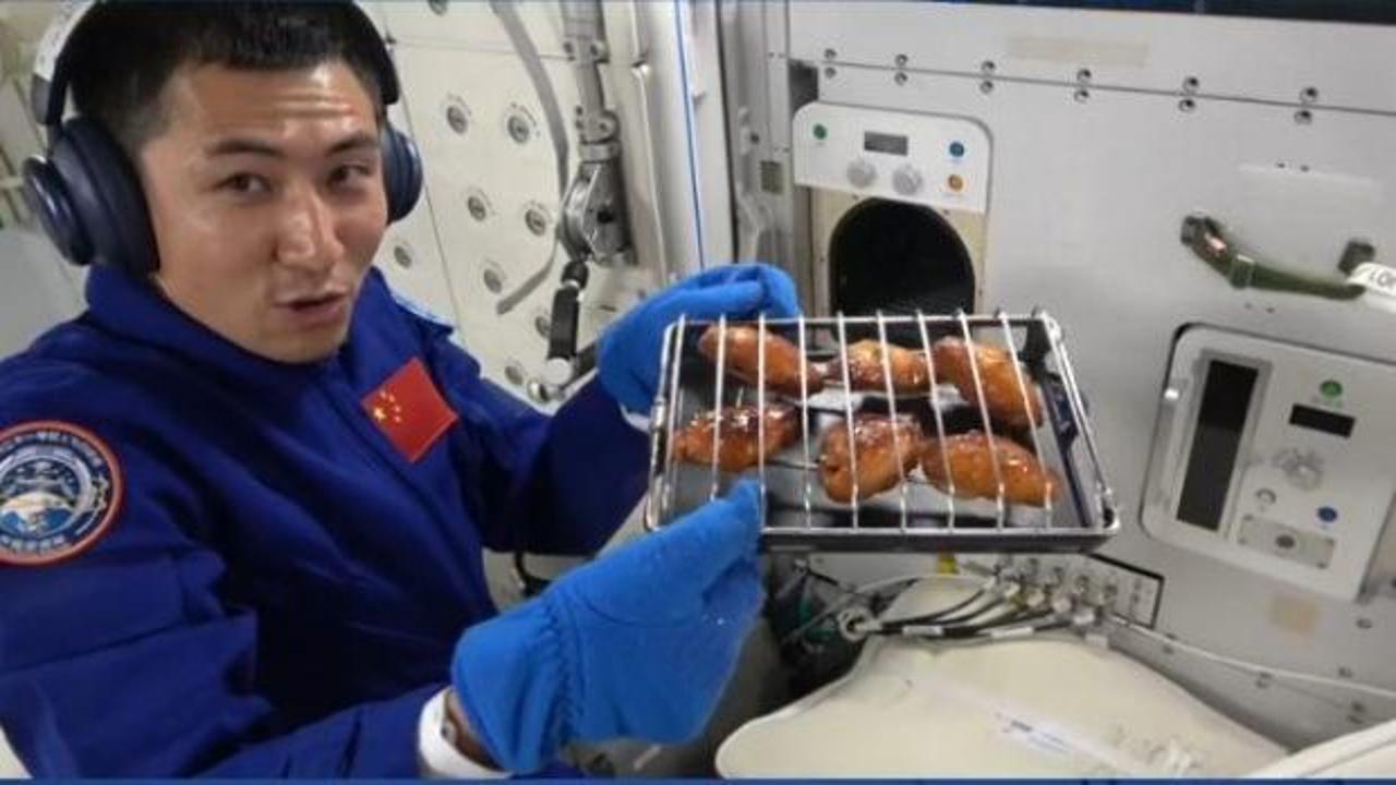 Uzayda ızgara! &Ccedil;inli taykonotlar et ve tavuk pişirdi! 