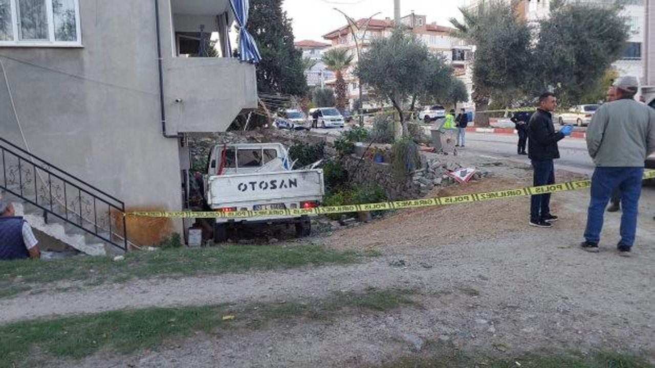 Ağaca &ccedil;arpan kamyonetteki 1 kişi &ouml;ld&uuml;, 4 kişi yaralandı