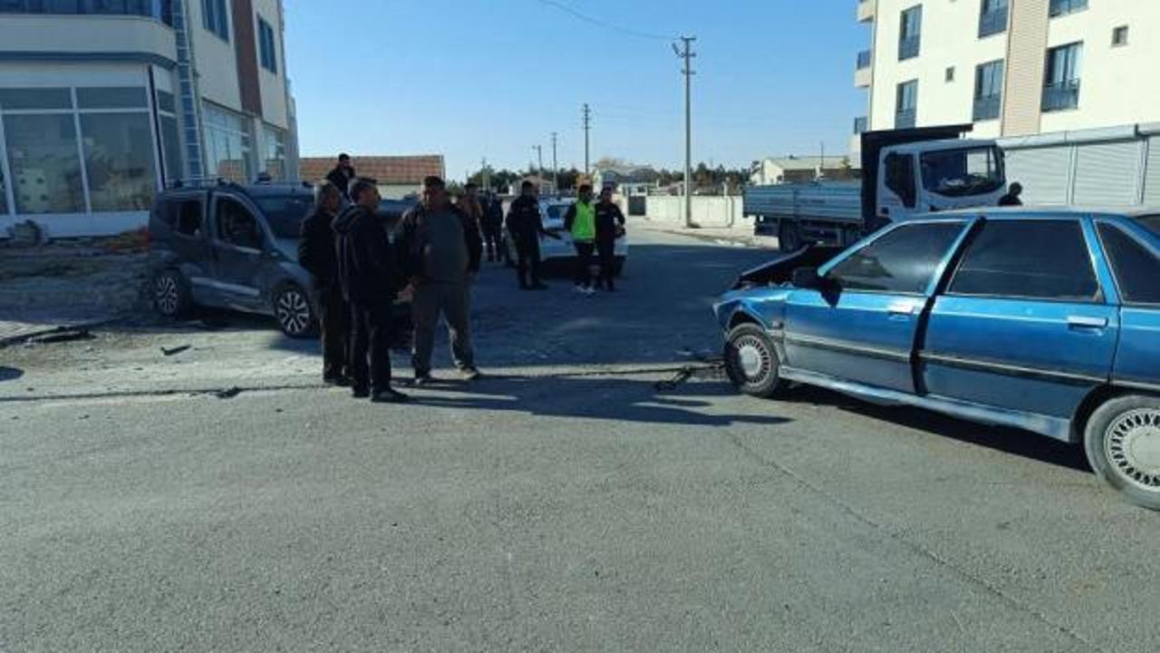 Aksaray'da hafif ticari araç ile otomobil çarpıştı: 7 yaralı