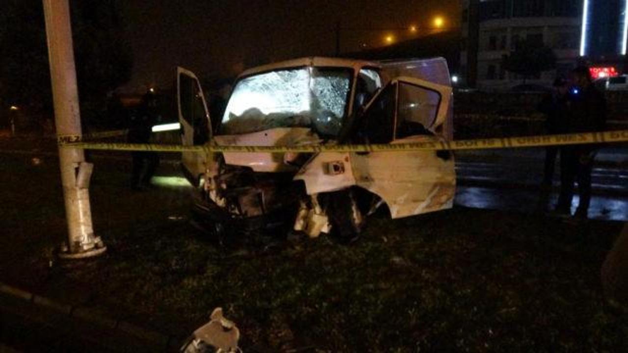 Aydınlatma direğine çarpan minibüs sürücüsü hayatını kaybetti