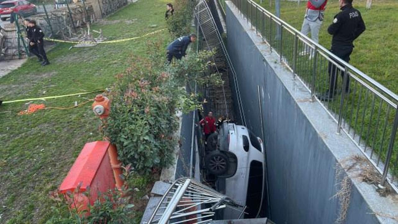 Bah&ccedil;elievler'de otoparktan &ccedil;ıkan s&uuml;r&uuml;c&uuml; 9 araca &ccedil;arpıp boşluğa d&uuml;şt&uuml;