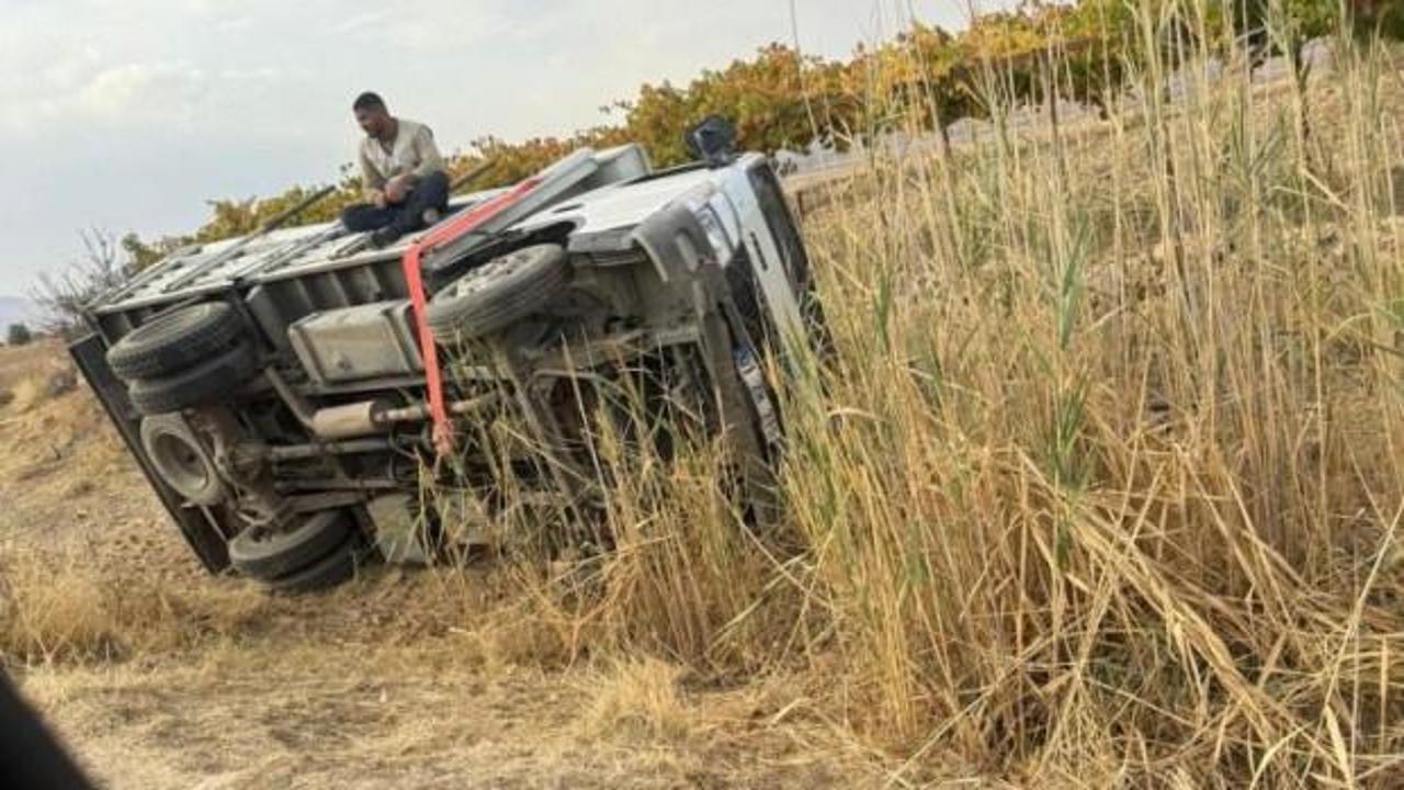 Batman'da kayan kamyonet devrildi: 5 kişi kazadan burnu kanamadan kurtuldu