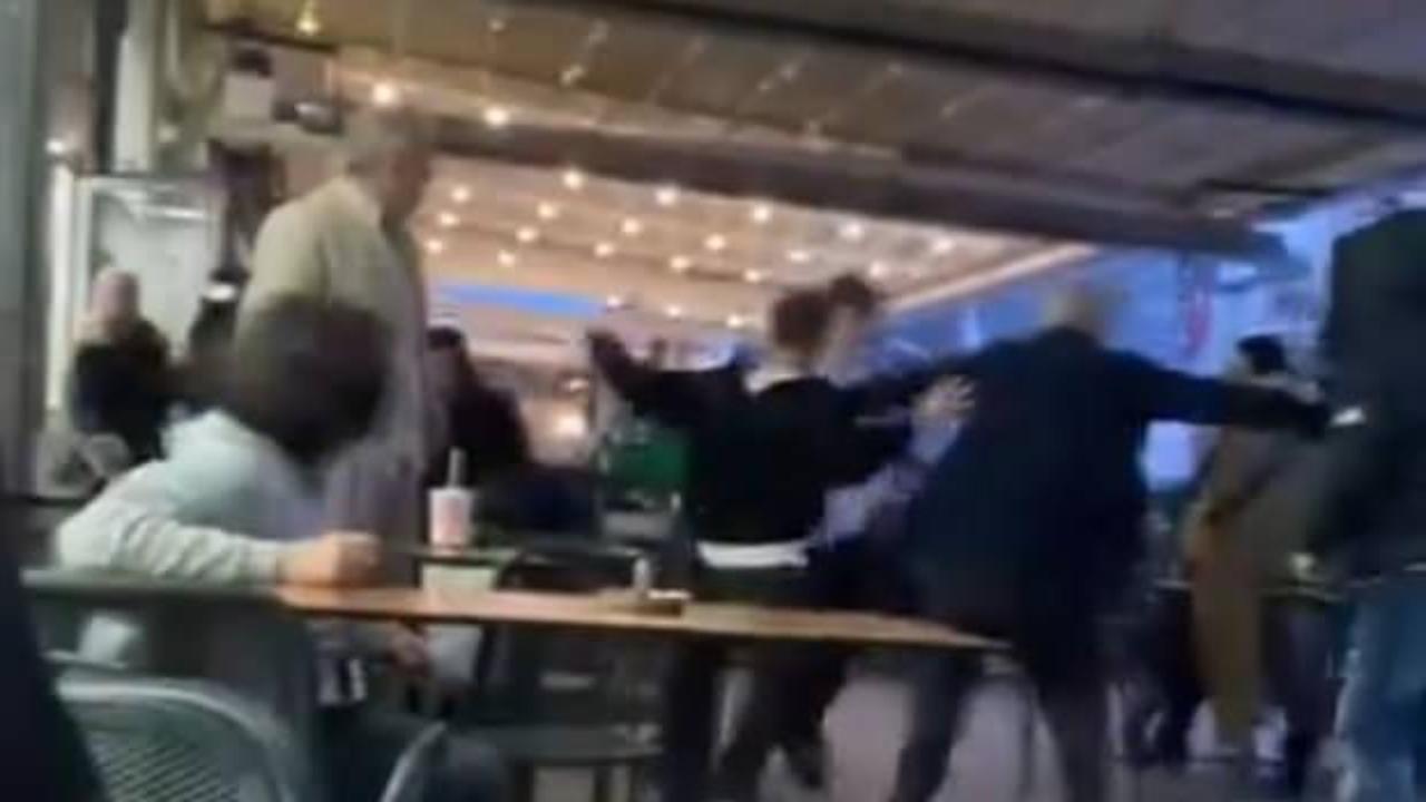 Bursa'da gen&ccedil;lerin yumruk ve tekmeli kavgası 